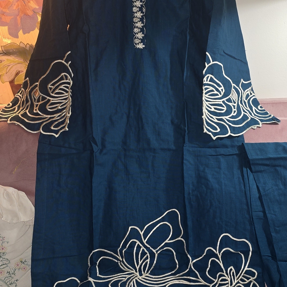 Elegant Blue and White Embroidered Dress - Picture 6 of 6